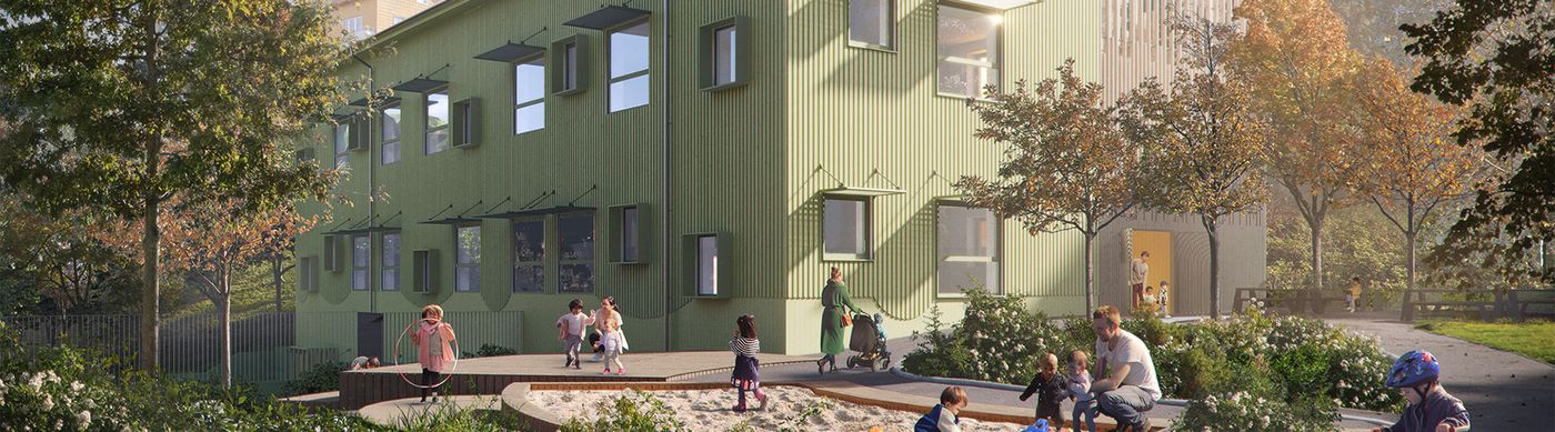 Grön tvåvåningsbyggnad med träfasad med lekande barn framför.