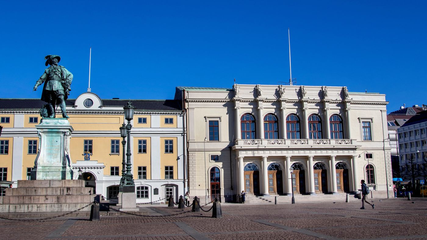 Stadshuset med statyn av Gustaf Adolf