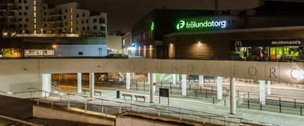 Frölunda torg på kvällen när lamporna lyser.