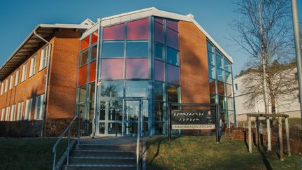 Kannebäcksskolans huvudentré med skolans skylt i bakgrunden.