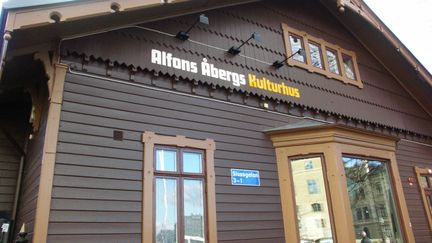 Mörkbrun träbyggnad.