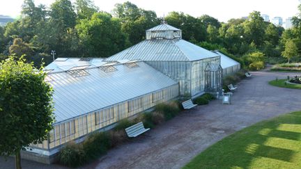 Stor byggnad i glas, med en huvuddel i mitten och tre delar åt sidorna.