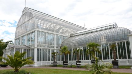 Byggnad i glas och vitt gjutjärn, med välvda tak.