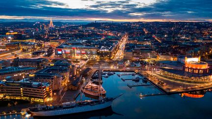 Utsiktsbild över Göteborg från en klippa. Du ser exempelvis Ävsborgsbron och Lilla Bommen.