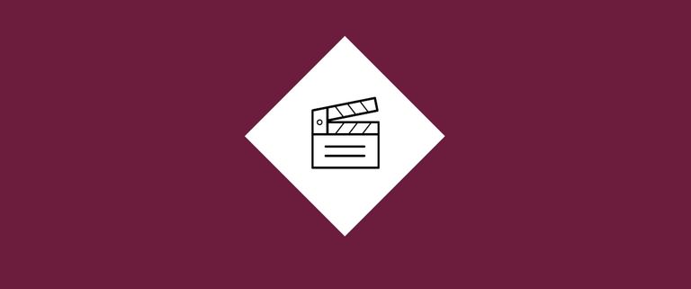 Vinröd bakgrund med en illustration i mitten som visar en filmklappa.