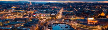 Översikt över Göteborgs Hamn in mot centrala Göteborg under skymningstid