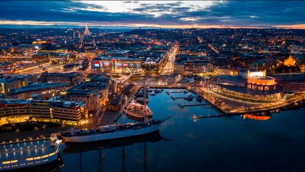 Utsiktsbild över Göteborgs Hamn i skymningen.