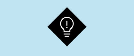 Ljusblå bakgrund och en illustration i mitten av en glödlampa med utropstecken i