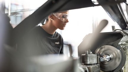 Elev i skyddsglasögon.