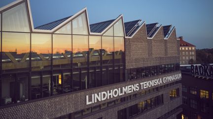 Det arkitektoniska taket speglar hamnen och solnedgången.