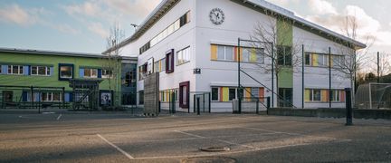 Torslandsskolans skolgård med huvudbyggnaden i bakgrunden.