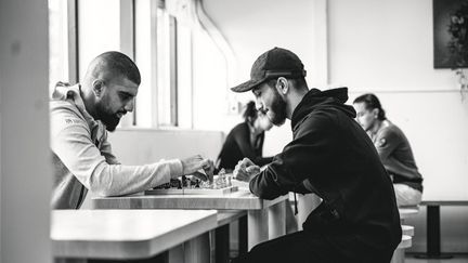 Två elever spelar schack