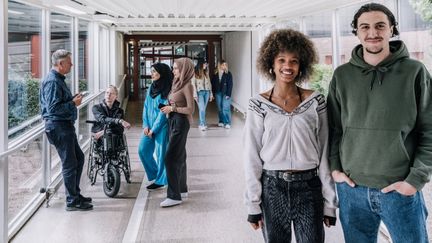 Students and teachers in the corridor. 