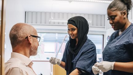 Vårdelever på yrkeslektion ska ta blodprov på en patient.