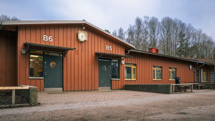 Skolbyggnad i trä med två entréer