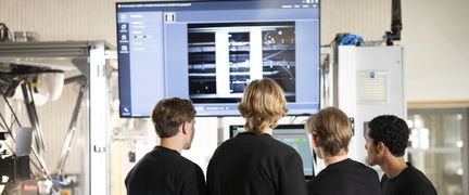 Elever tittar på skärm för batteritillverkning. Foto: Tim Kristensson