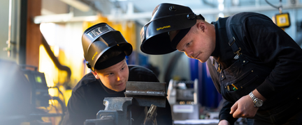 Elev och lärare inspekterar svetsutrustning. Foto: Tim Kristensson