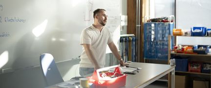 Lärare som håller lektion på El- och energiprogrammet. Foto: Tim Kristensson
