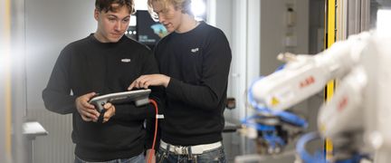 Elever manövrerar robot. Foto: Tim Kristensson
