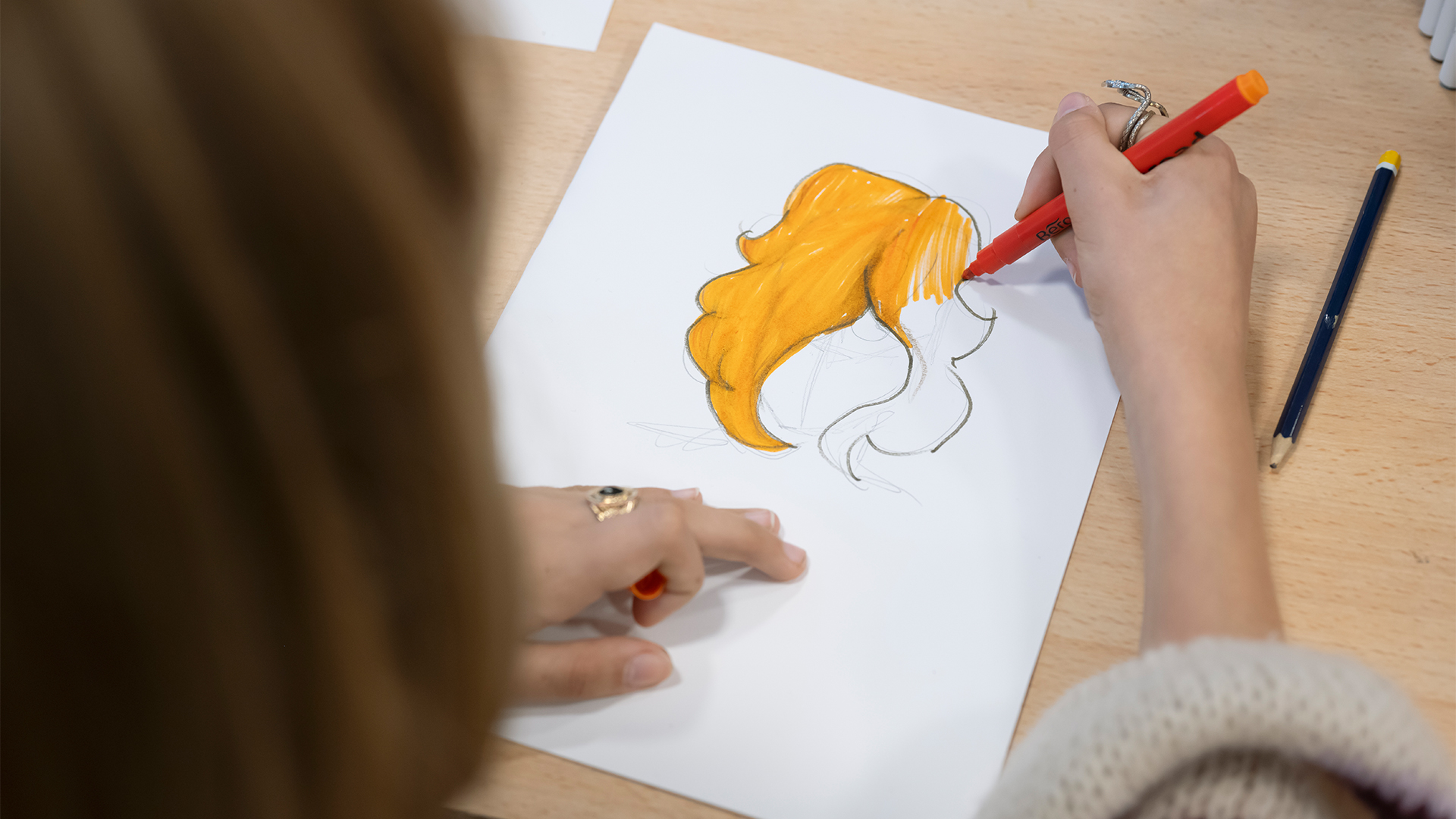 Teckning av en person med l&aring;ngt h&aring;r