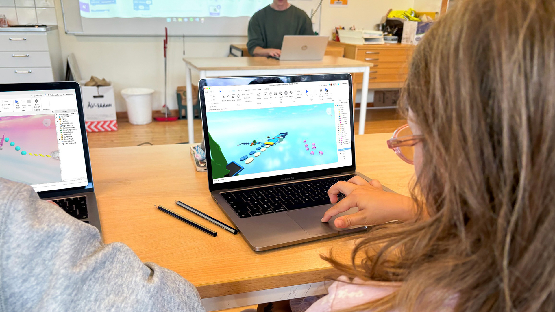 Barn framf&ouml;r en laptop