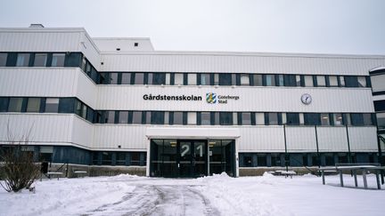 Gårdstensskolans huvudbyggnad med skolans skylt i fokus.