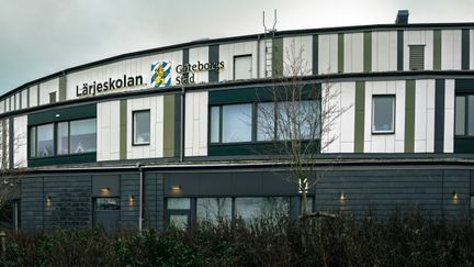 En vit skolbyggnad med en skylt med texten Lärjeskolan på fasaden.