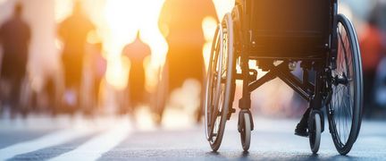 Illustration av en rullstol på en gata med människor i bakgrunden
