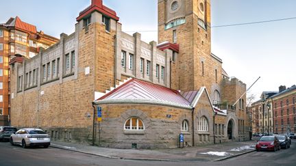 En överblick av Montessoriskolan med ett par parkerade bilar utanför.