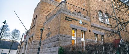 En överblick av Montessoriskolan från ett grodperspektiv.