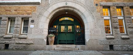 Entrén till Montesoriskolan. Dörren ligger i fokus med några fönster in i byggnaden som syns i bakgrunden.