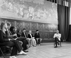 Elever i paneldebatt med Jan Eliasson på Hvitfeldtska 