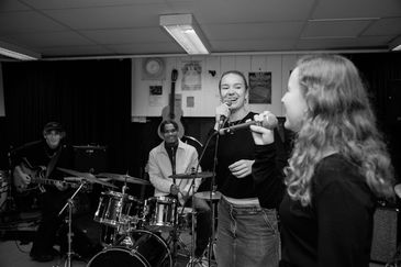 Elever som sjunger och spelar olika instrument tillsammans