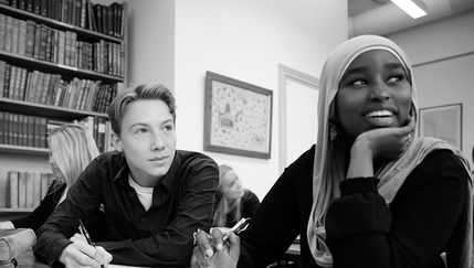 Elever som lyssnar på samhällslektion