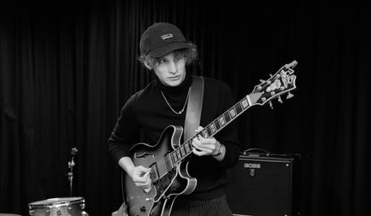 Person som spelar gitarr