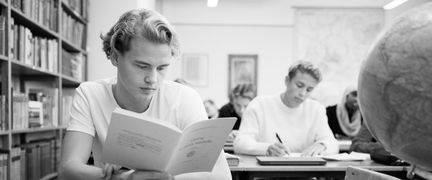 Elever i ett klassrum med jordglob