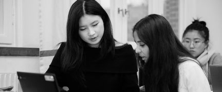 Elever i klassrum som diskuterar