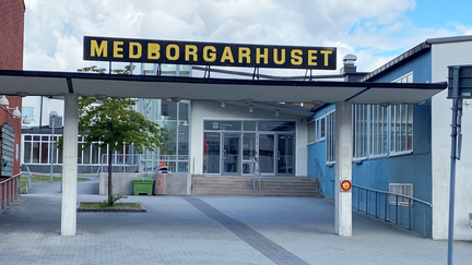 En stor skylt visar Medborgarhusets entré. 