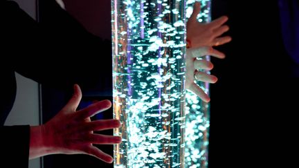 Ett lysande rör med bubblor i vatten.