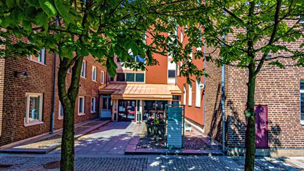 Entrén ligger mellan två byggnader på Tankegången 4. 