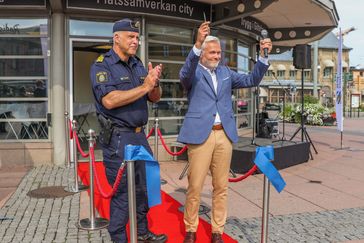 Polischef och kommunstyrelsens ordförande klipper bandet utanför samverkanslokalen