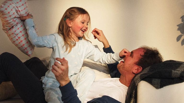 Dotter och pappa som har kudkrig.