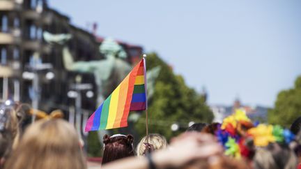 Regnbågsflaggor på Avenyn med Posedon i bakgrunden. Foto: Lo Birgersson