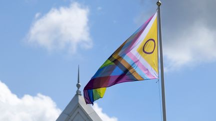 Pride-flaggor vajar över feskekörka. Foto: Lo Birgersson.