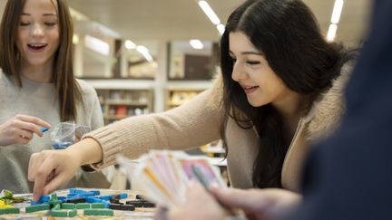Ungdomar som spelar brädspel