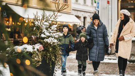 Kvinnor och barn på julshopping.