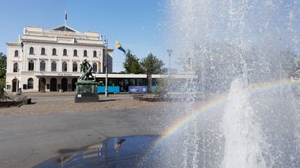 Stora teatern och en regnbåge i en fontän. Foto: Lo Birgersson.
