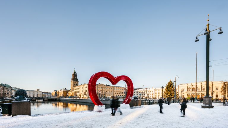 Det röda upplysta hjärtat i Brunnsparken i snö.
