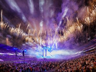 Fyrverkerier över ett fullsatt Ullevi. 