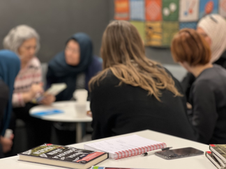 Människor runt ett bord som läser.